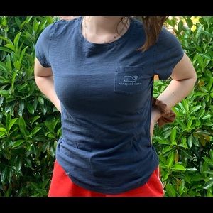 navy blue vineyard vines tshirt